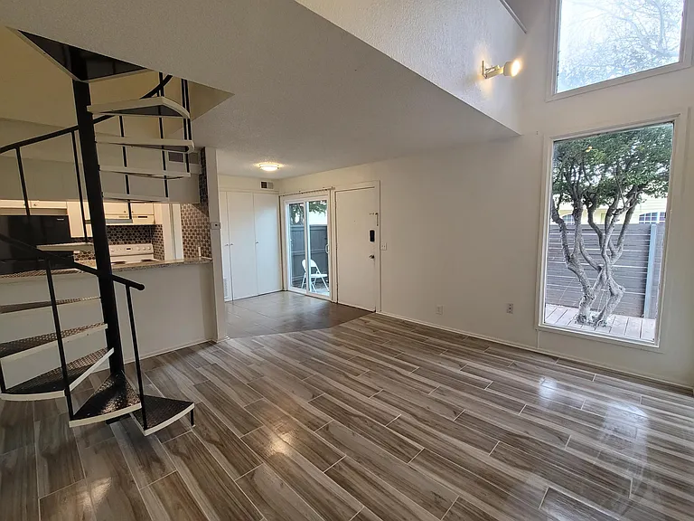2501 E 10th St #1 — Photo 1