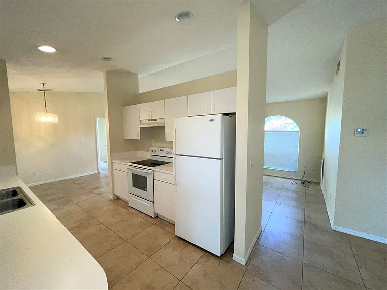 419 SW Meadow Ter — Photo 5