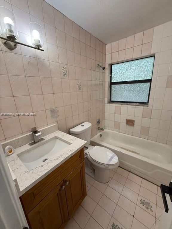 156 NW 12th St APT 3, photo 4