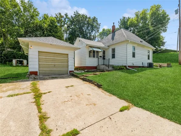 226 S Iowa St, Colfax, IA 50054