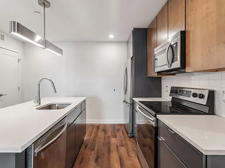 Graduate Pointe — Photo 163