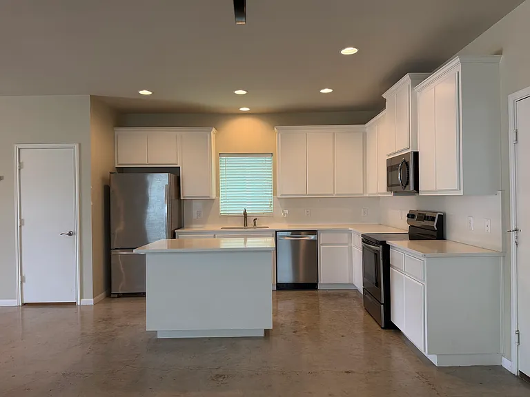 207 Grange St — Photo 2