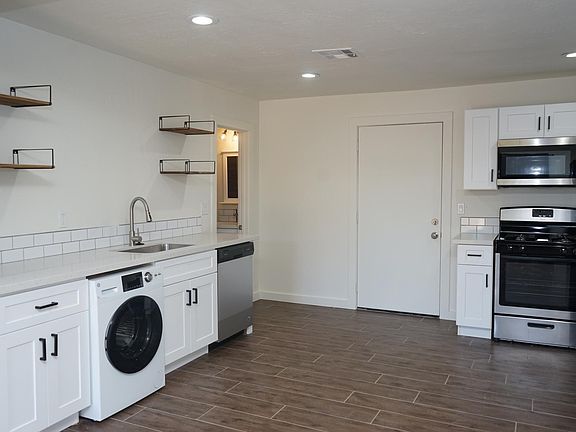 4th image of 2346 W Orangewood Ave