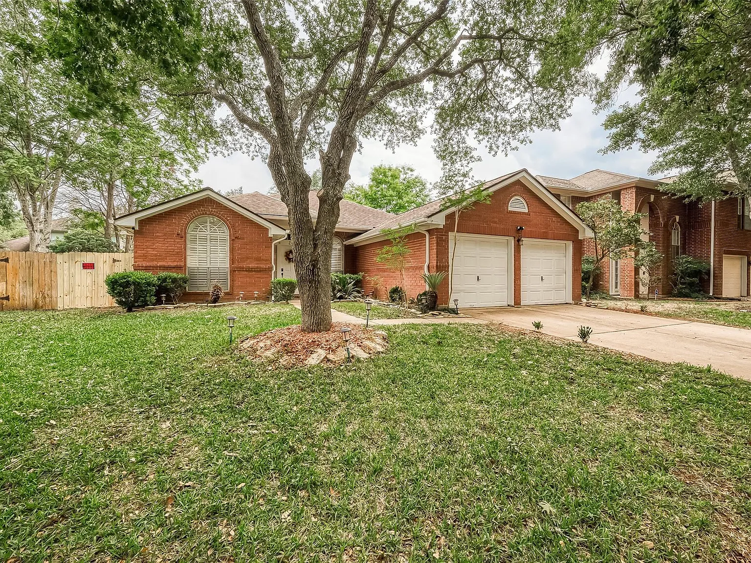 3 bed, 2.0 bath, 1896 sqft, $2,300 — Photo 3