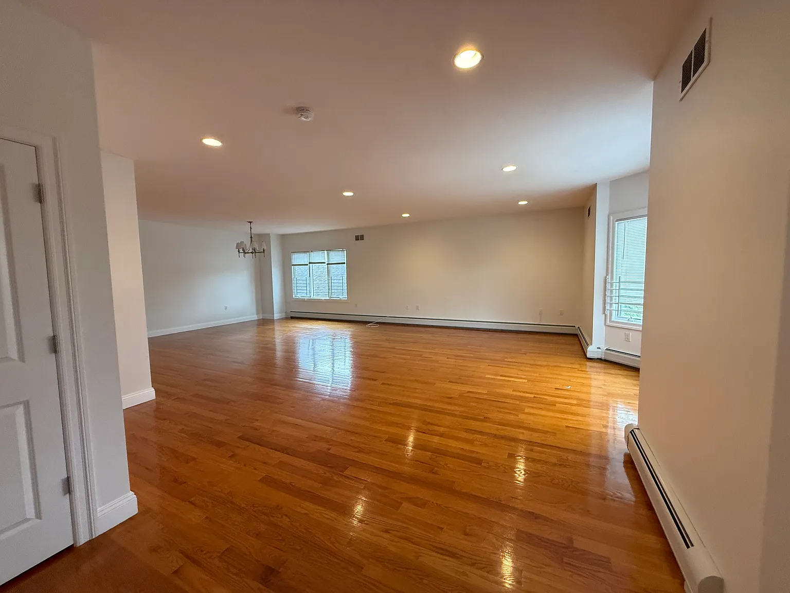3 bed, 1900 sqft, $3,950 — Photo 4