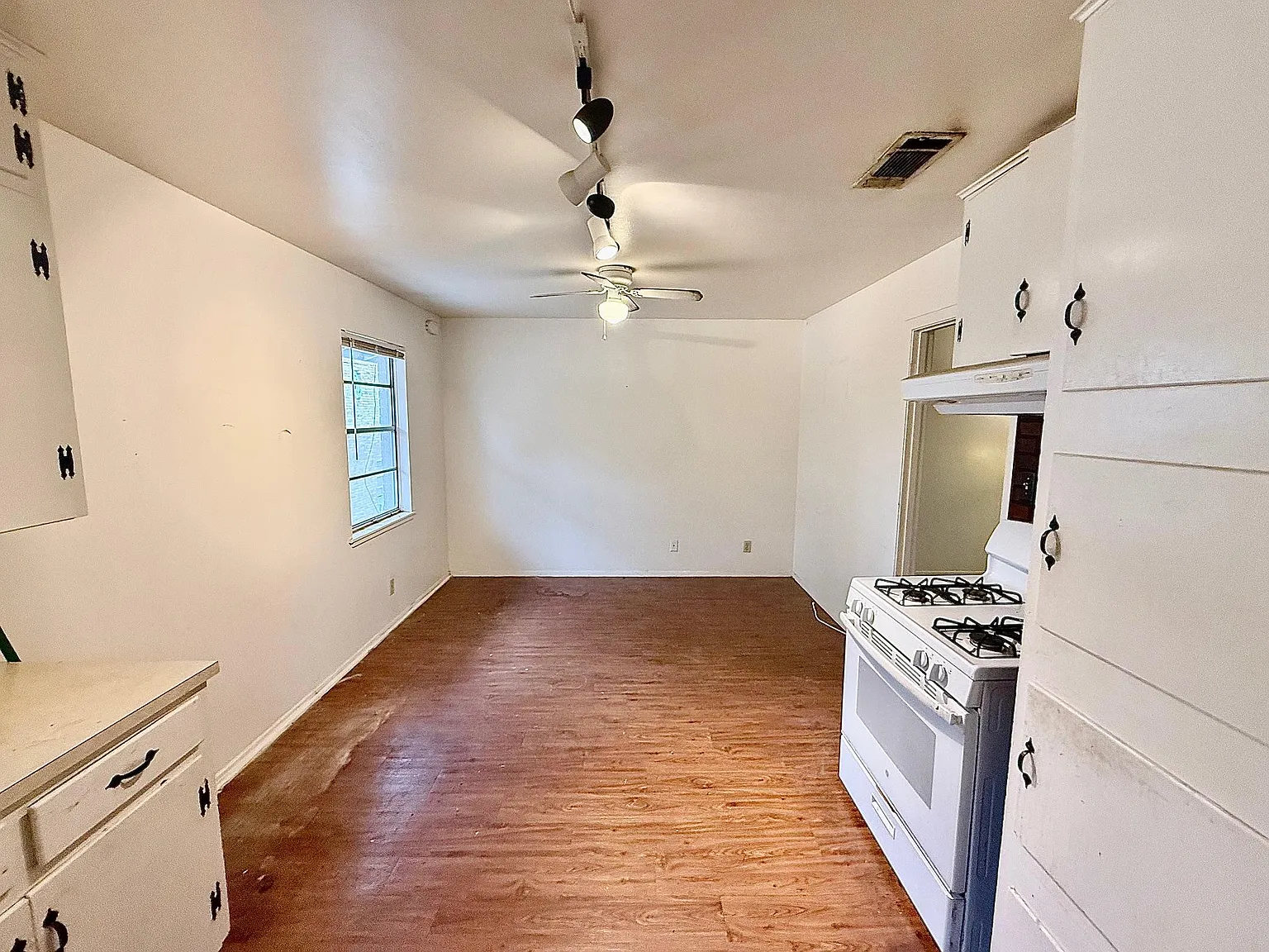 2 bed, 1.0 bath, 944 sqft, $1,400 — Photo 4