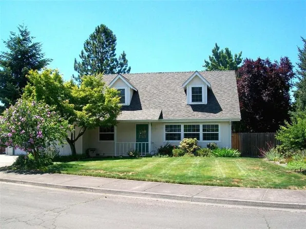 3053 Woodbriar Dr, Medford, OR 97504
