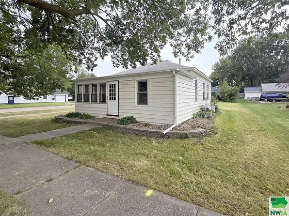 222 Delaware Ave SW, Orange City, IA 51041