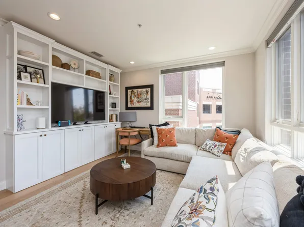 801 Village Center Dr Unit 202, Burr Ridge, IL 60527