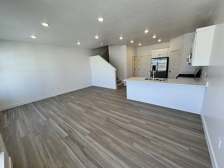 526 S 1215 W — Photo 2