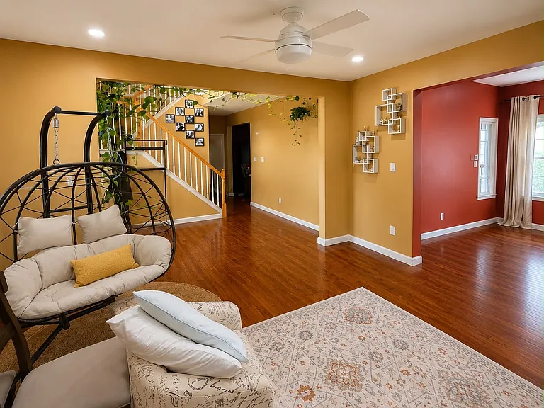 11 Karen Dr — Photo 3