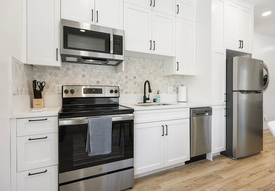 New kitchen cabinets and backsplash
