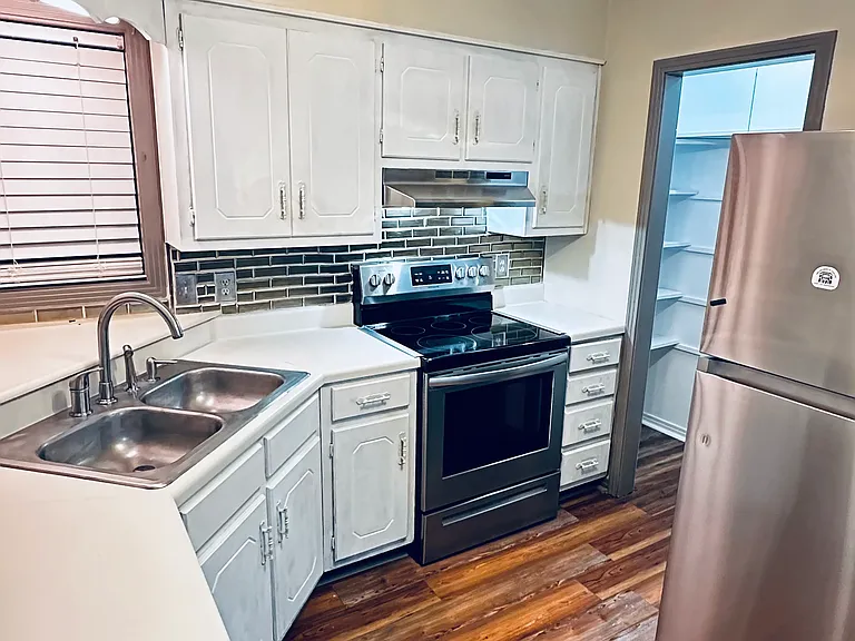 487 E Plum St — Photo 9