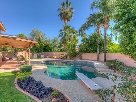 Immaculate corner lot 