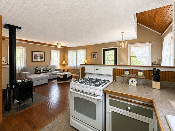 3rd image of 745 Hickory Dr
