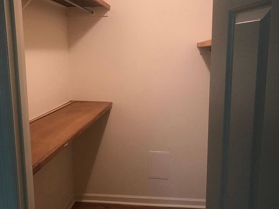 4th image of 942 Guelbreth Ln APT 302