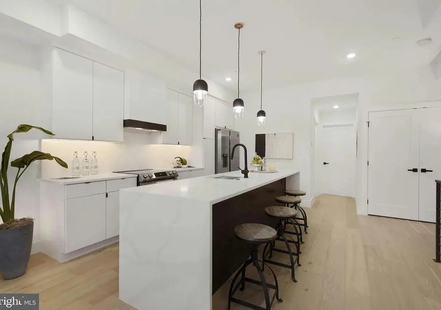Modern 3BR/3BA Shaw Penthouse with Two Private Decks — Photo 3