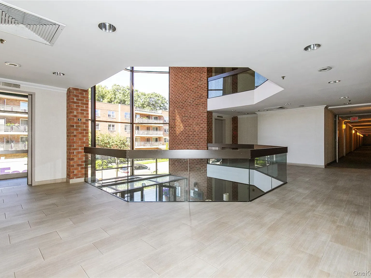 2 bed, 1.5 bath, 927 sqft, $3,700 — Photo 4
