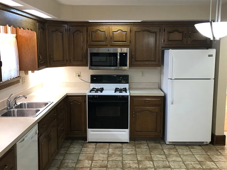211 E Market St — Photo 6