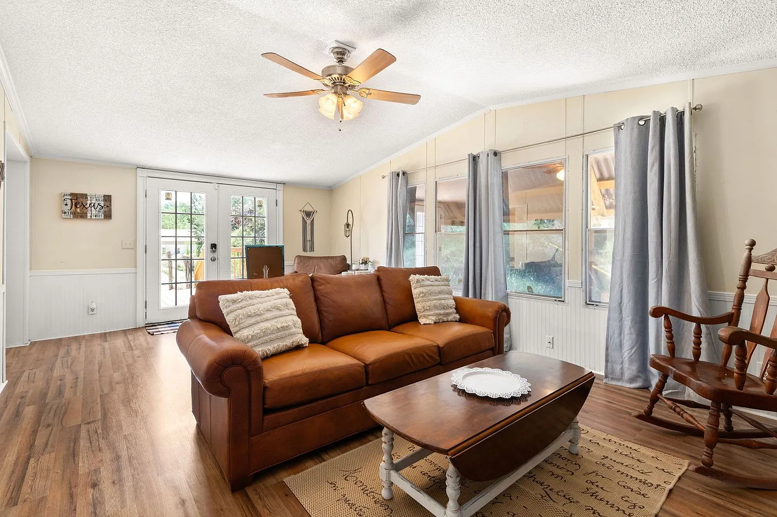 3 bed, 2.0 bath, 1819 sqft, $4,301 — Photo 2