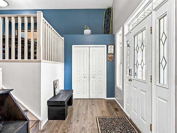 3rd image of 184 E Cove Cres