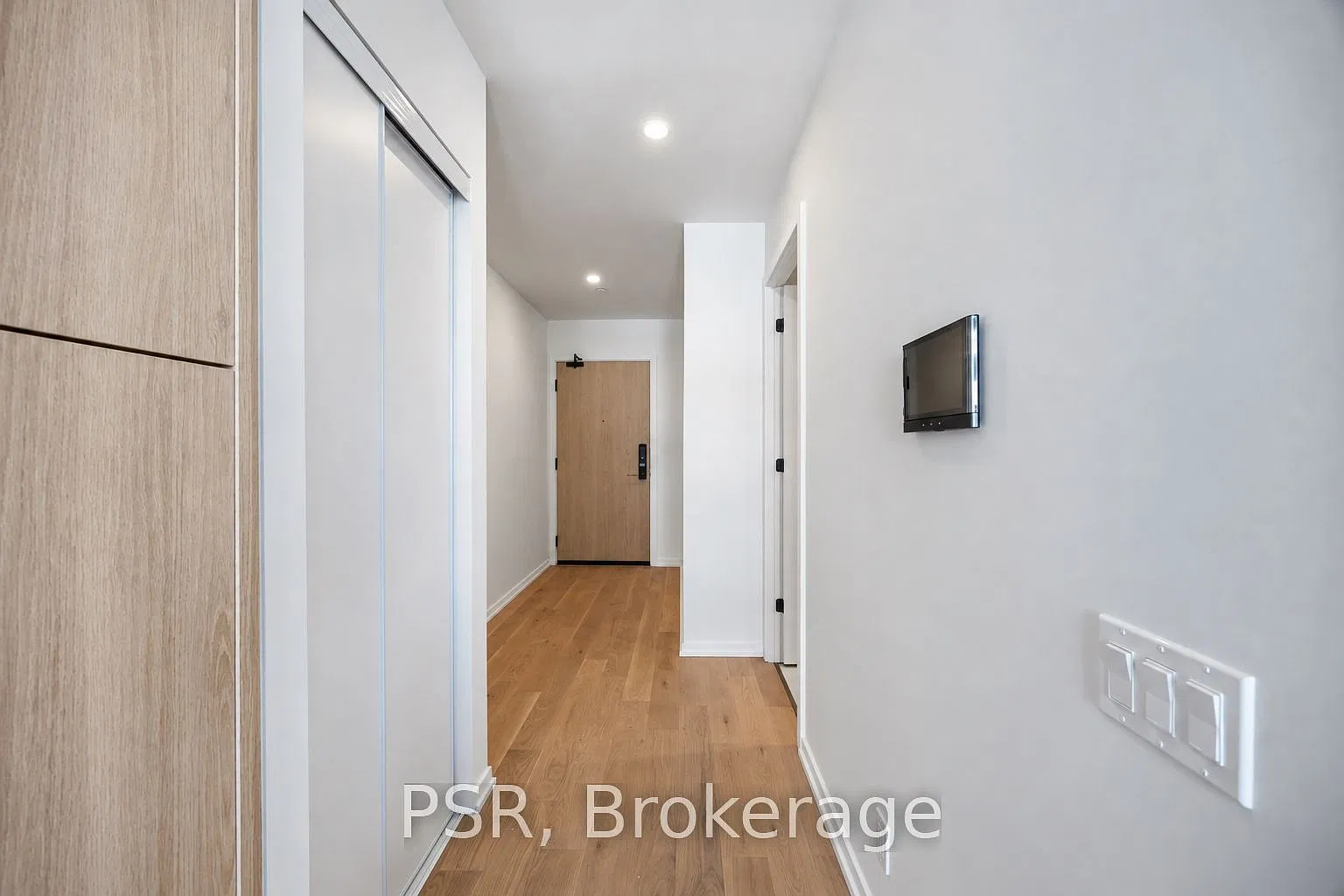 Akra — Photo 2
