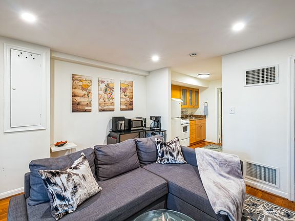 5th image of 605 E St SE APT B