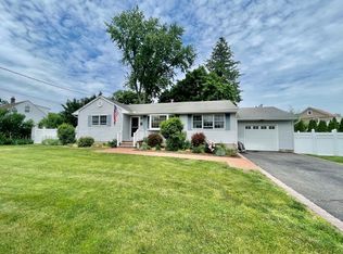 185 Maple Dr, Saint James, NY 11780