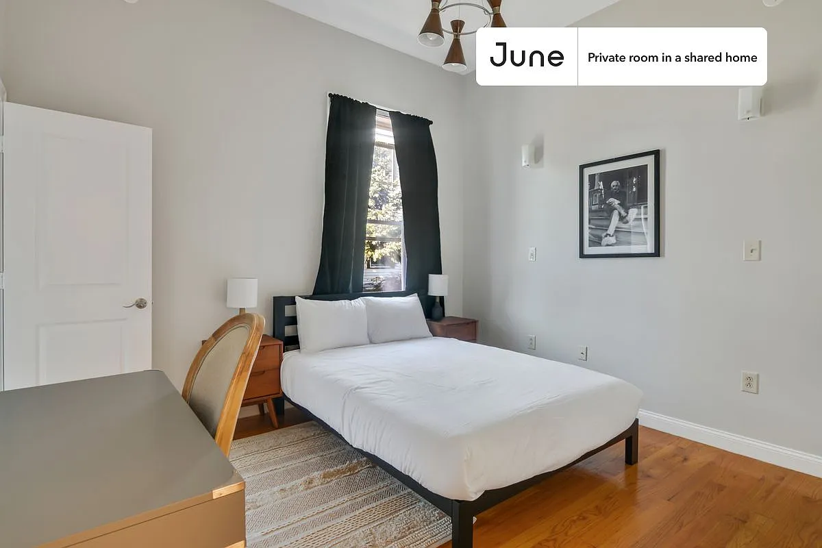 Queen bedroom in 5 bed/2.5 bath home in Roxbury #773 A — Photo 1