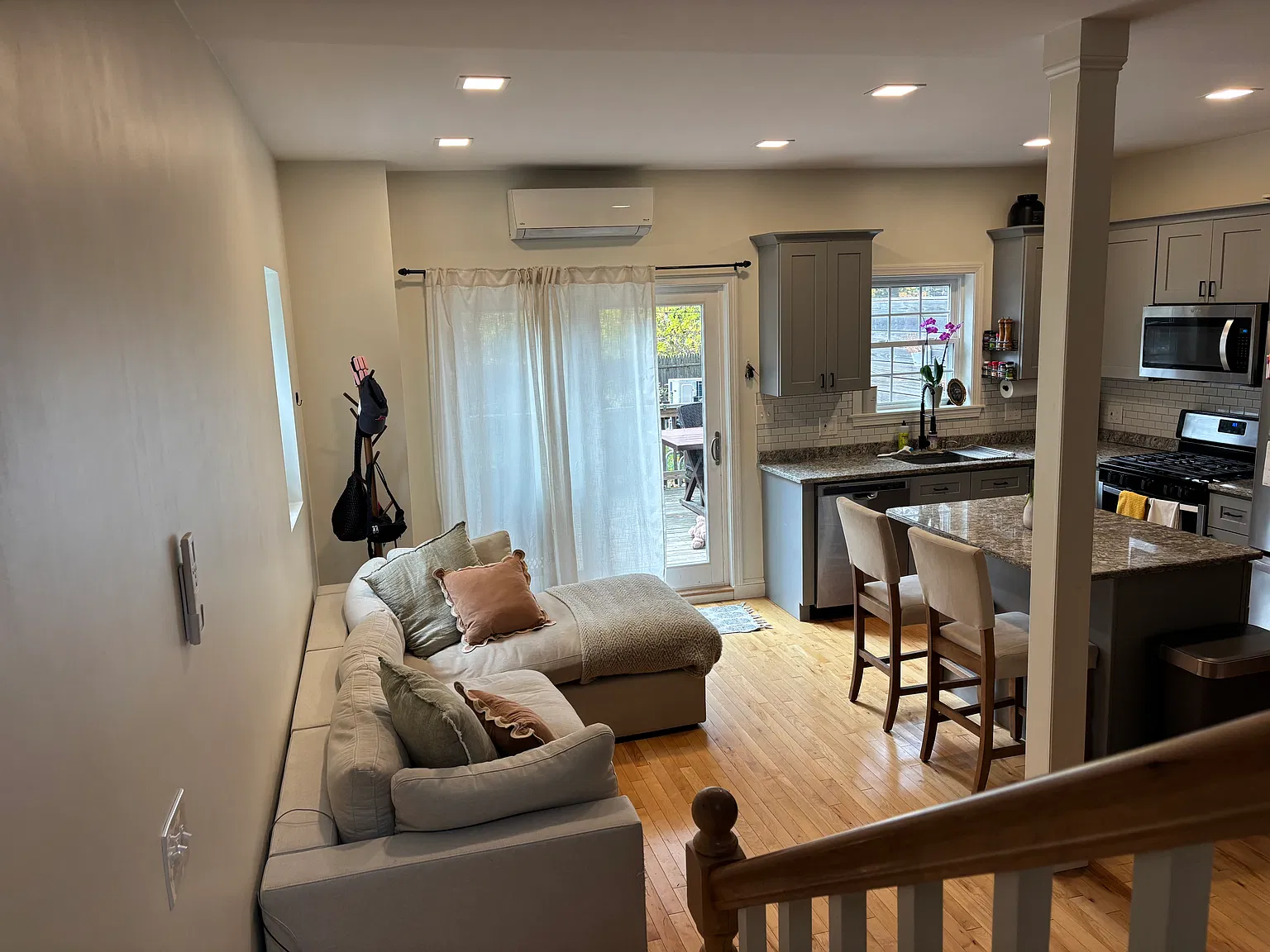 2 bed, 1.5 bath, 859 sqft, $3,000 — Photo 2