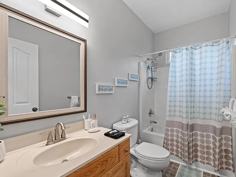 Bathroom #3 - Full (sharred/Second floor)