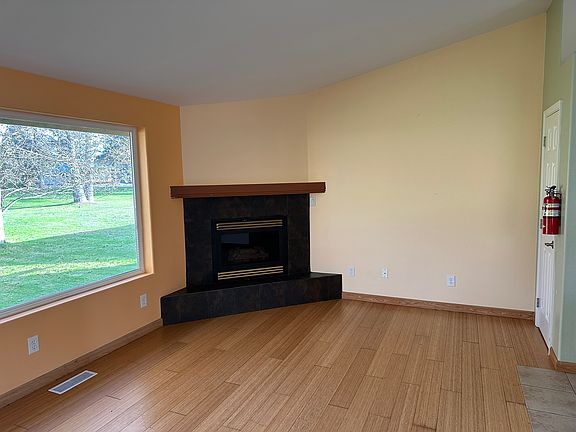 5th image of 406 Octopus Ave NE