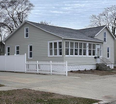 2nd image of 826 Elliott Ave