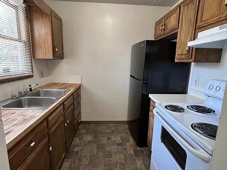 207 E Carlton St — Photo 4