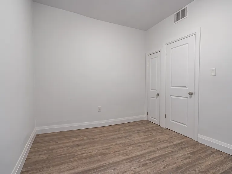 524 King St E #3 — Photo 8