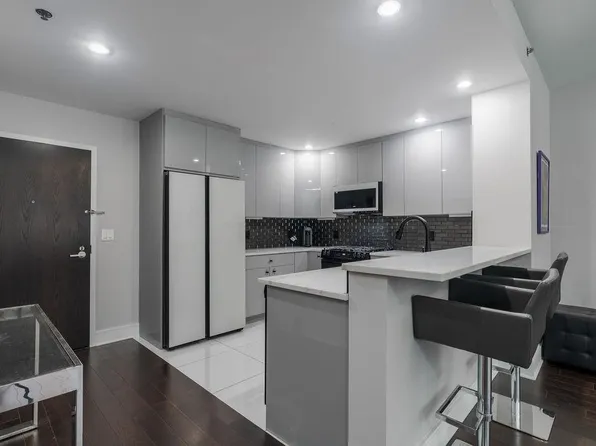 1100 Maxwell Lane image 3 of 31