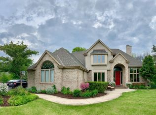 816 W Fox Hunt Trce, Mequon, WI 53092