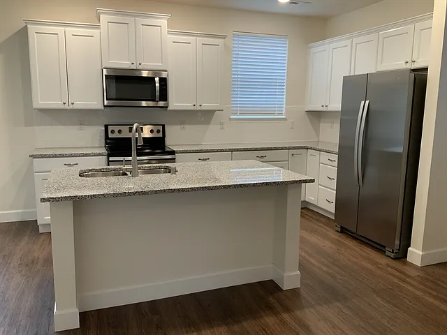 3 bed, 2.5 bath, 1839 sqft, $3,150 — Photo 2