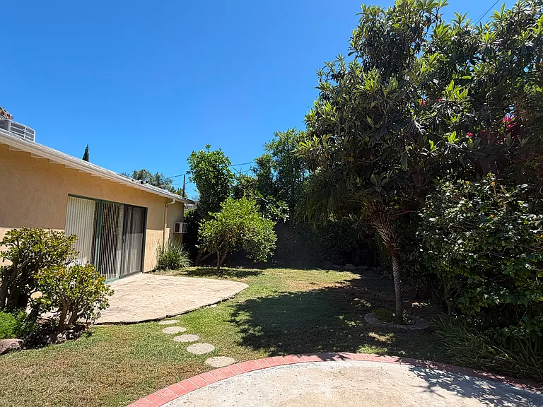 6903 Lasaine Ave — Photo 9