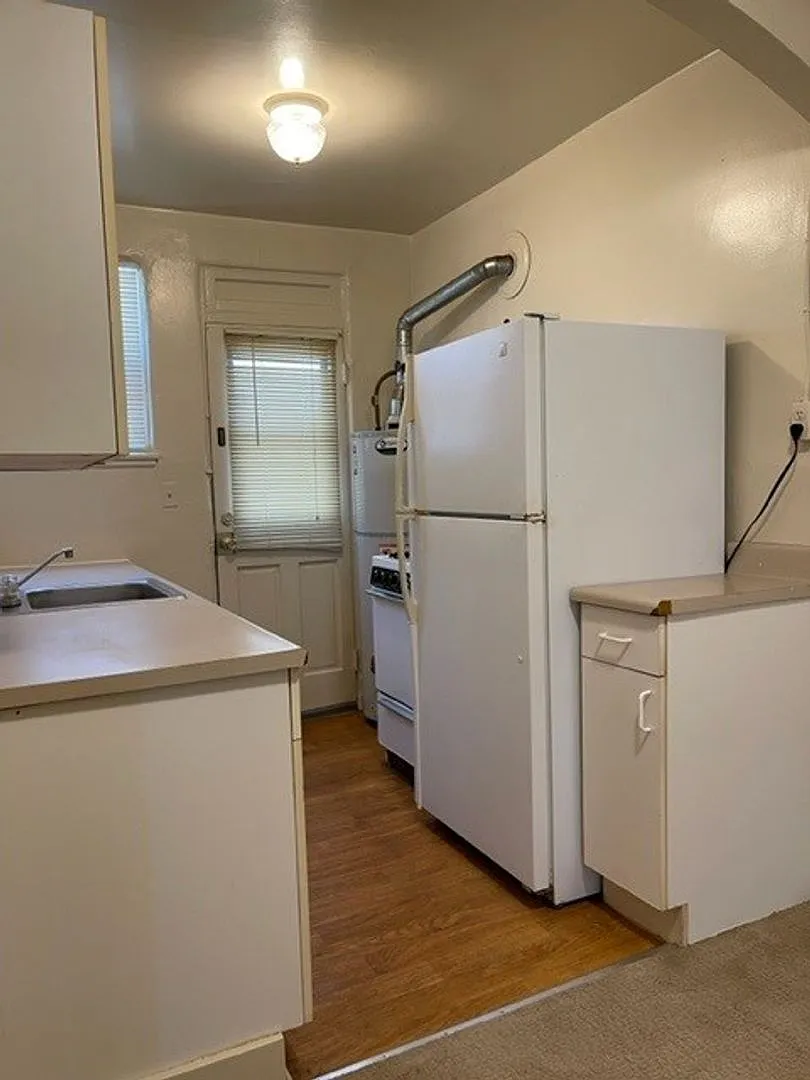 Quaint Studio, Freshly Painted, in Central Berkeley — Photo 4