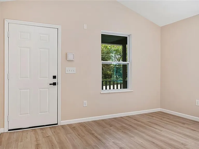 504 Piedmont Ave — Photo 2
