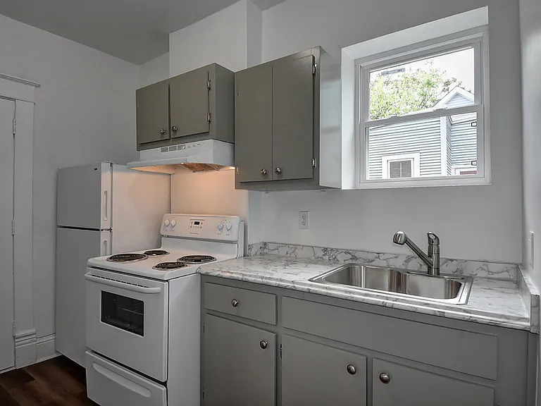 305 W 36th St — Photo 13