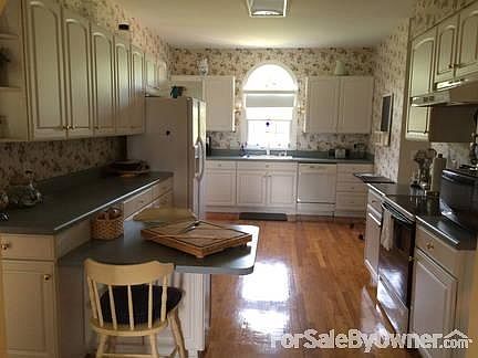 Kitchen
						:
						Slide out shelves, built in ceiling speakers,breakfast table.
