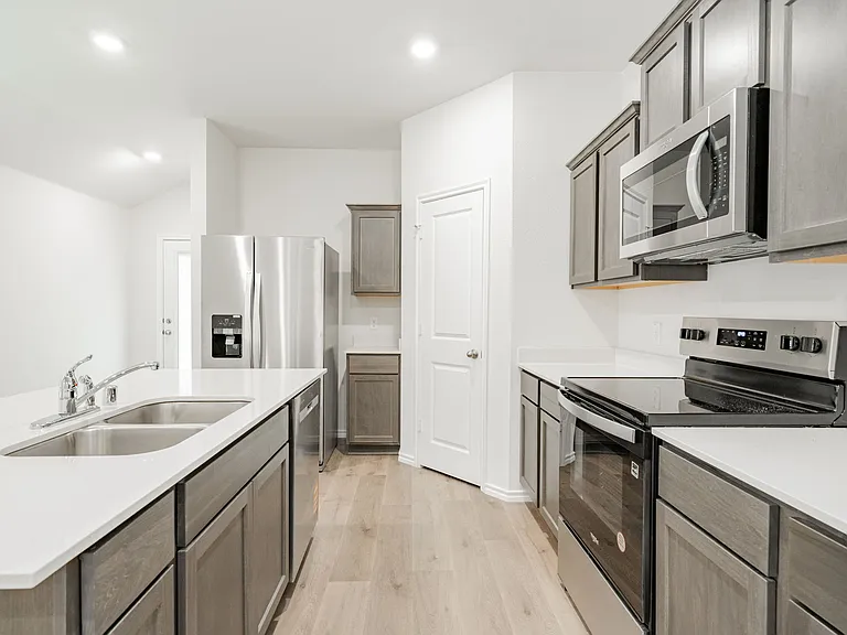 916 Sunrise Ln — Photo 10