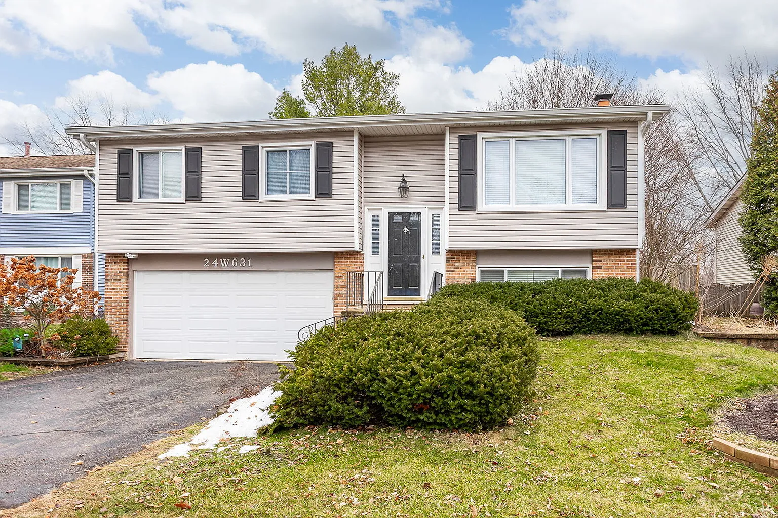 24W631 Springdale Dr photo 1