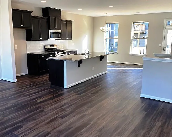 1015 Larabee Ln — Photo 10