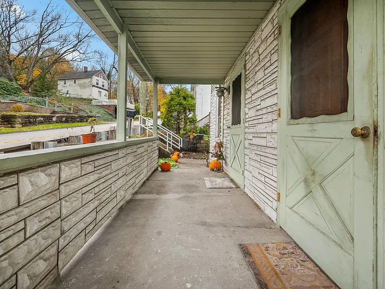 670 Main St — Photo 2