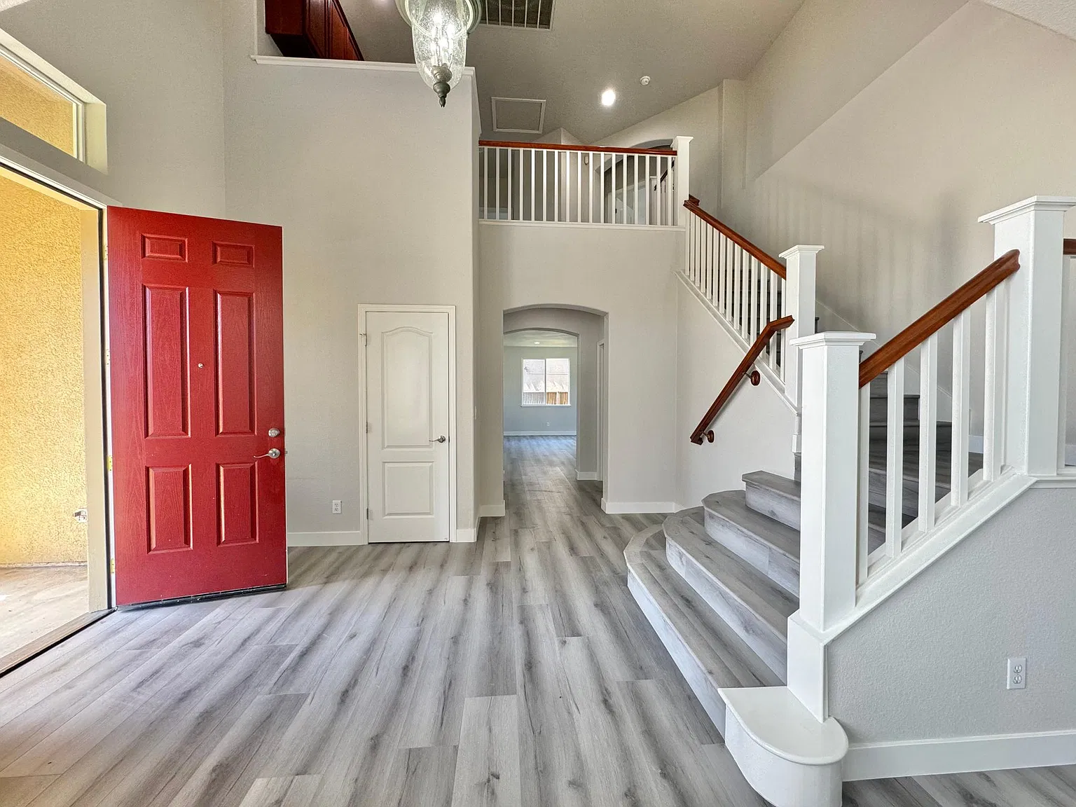 5 bed, 4.5 bath, 3595 sqft, $4,450 — Photo 2