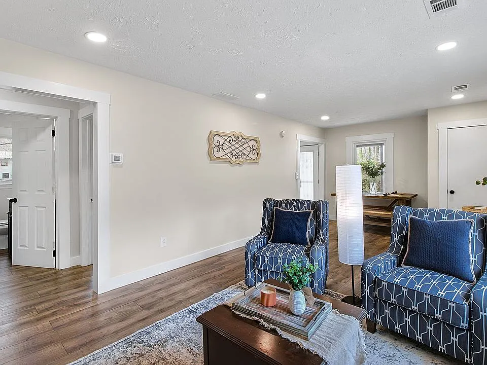 3 bed, 840 sqft, $1,800 — Photo 2