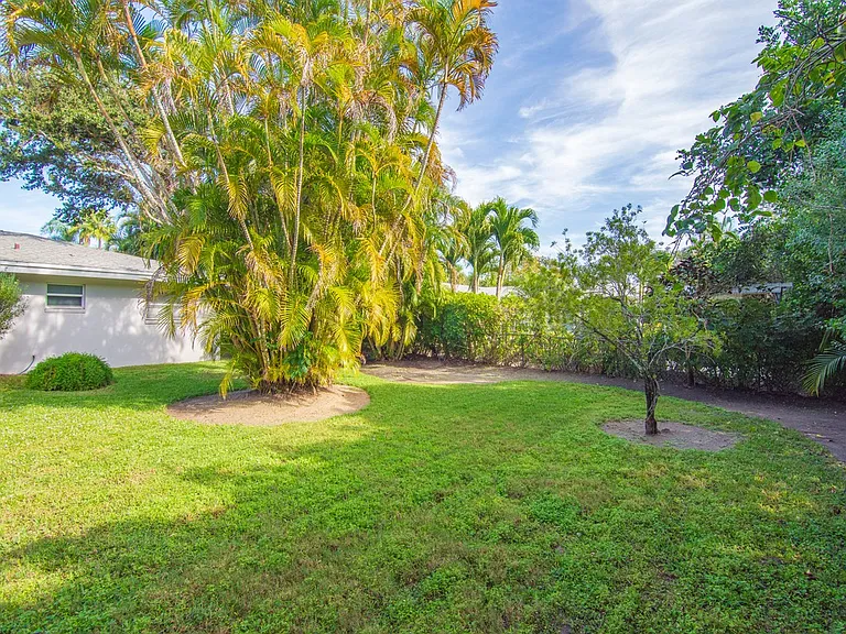 712 Iris Ln — Photo 24